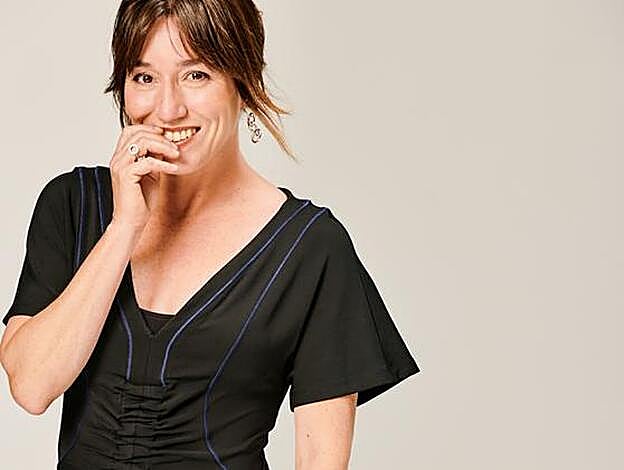 Lola Dueñas luce vestido de Sportmax y pendientes de Hermès