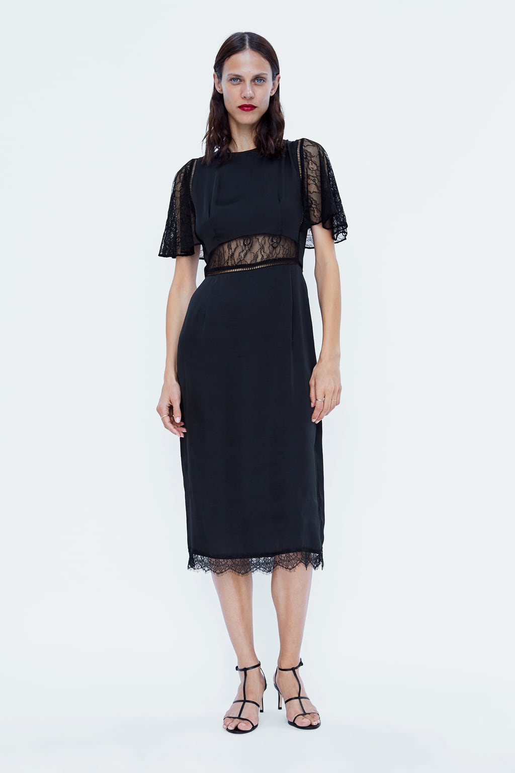 Vestido largo combinado con encaje de Zara: 39,95 euros.