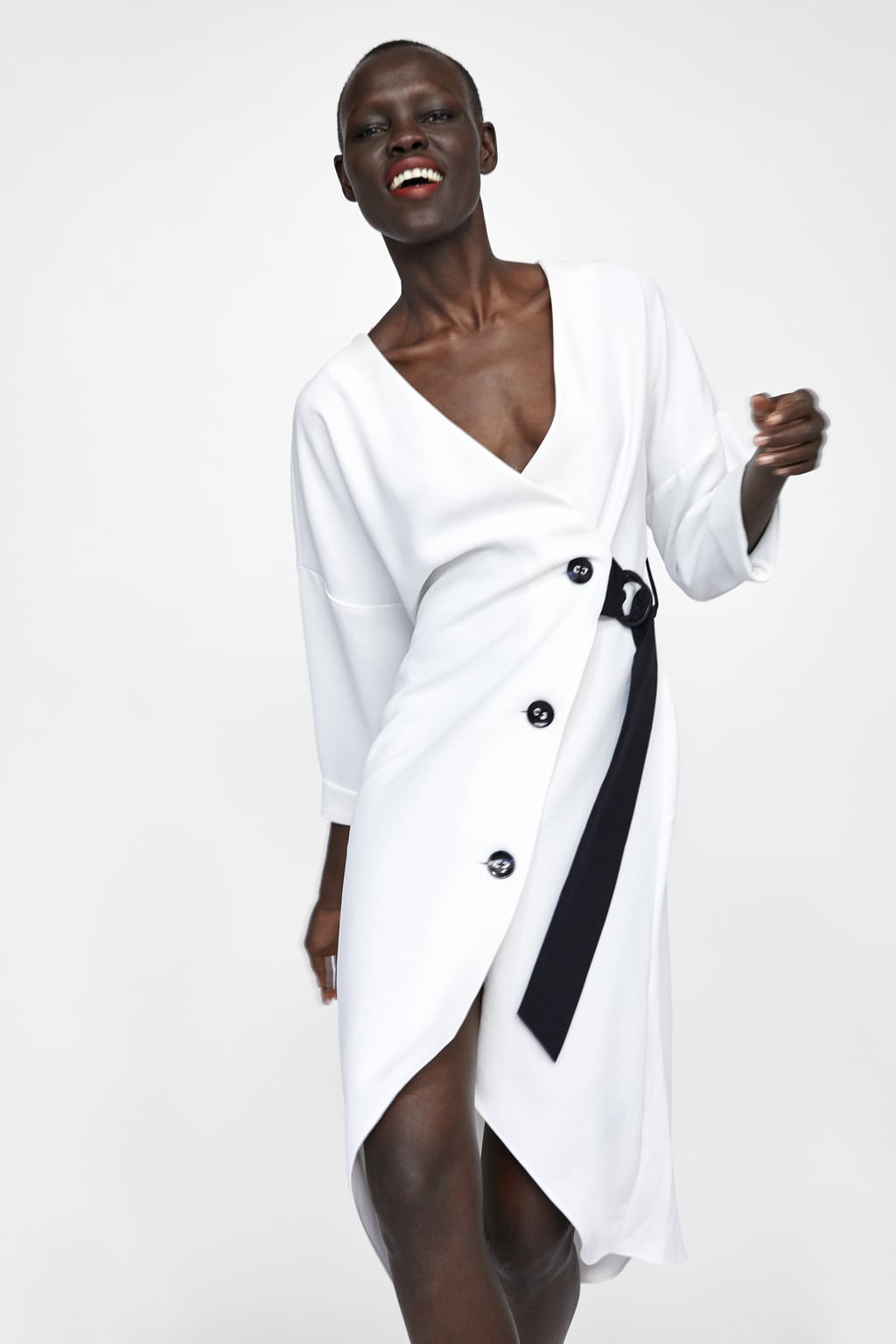 Vestido blanco roto con cinturón y botones en negro: 39,95 euros en Zara.