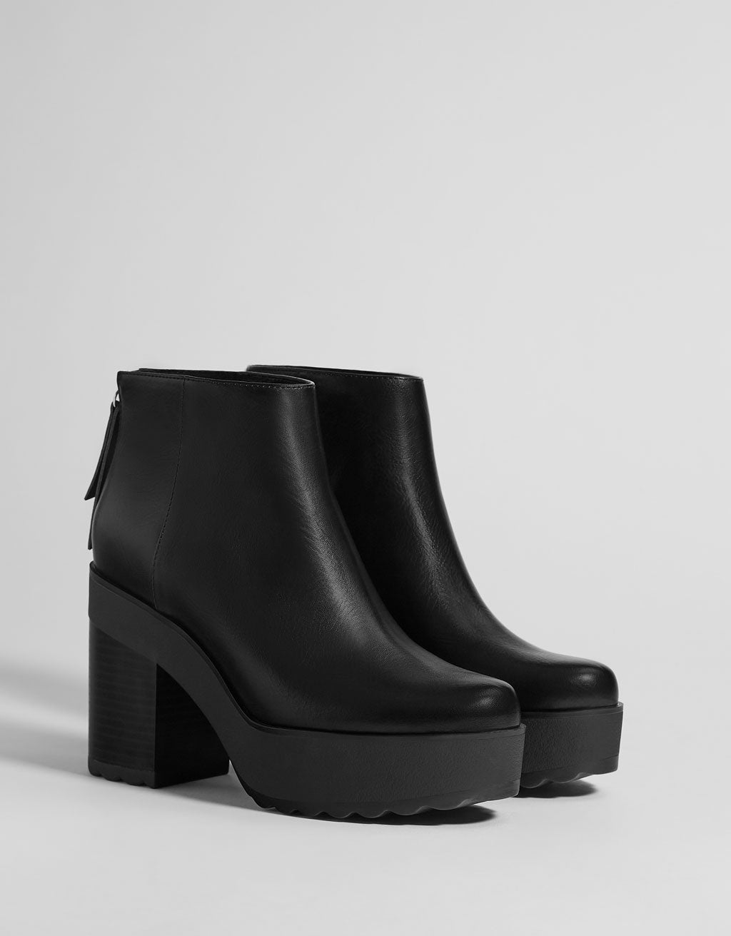 Botines con plataforma y cremallera de Bershka: 39,99 euros.