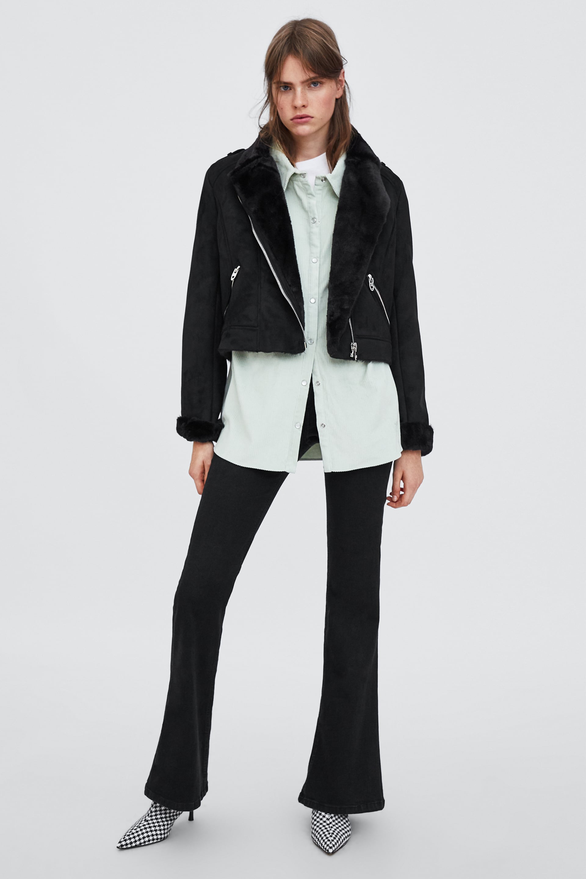 No es cuero, es una piel efecto ante con detalles de borrego. Una de las chaquetas más  instagrameadas del otoño  (49,95 euros).