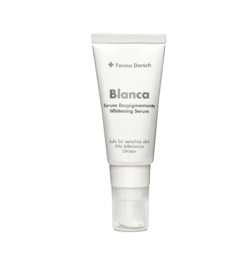 Combate las manchas causadas por el sol, los embarazos, la edad o aquellasotras provocadas por la ingesta de determinados medicamentos. Aclara las manchas oscuras, unifica el tono de la piel y proporciona una acción antienvejecimiento.  Sérum Despigmentante Blanca+ de Fridda Dorch  (31 €).