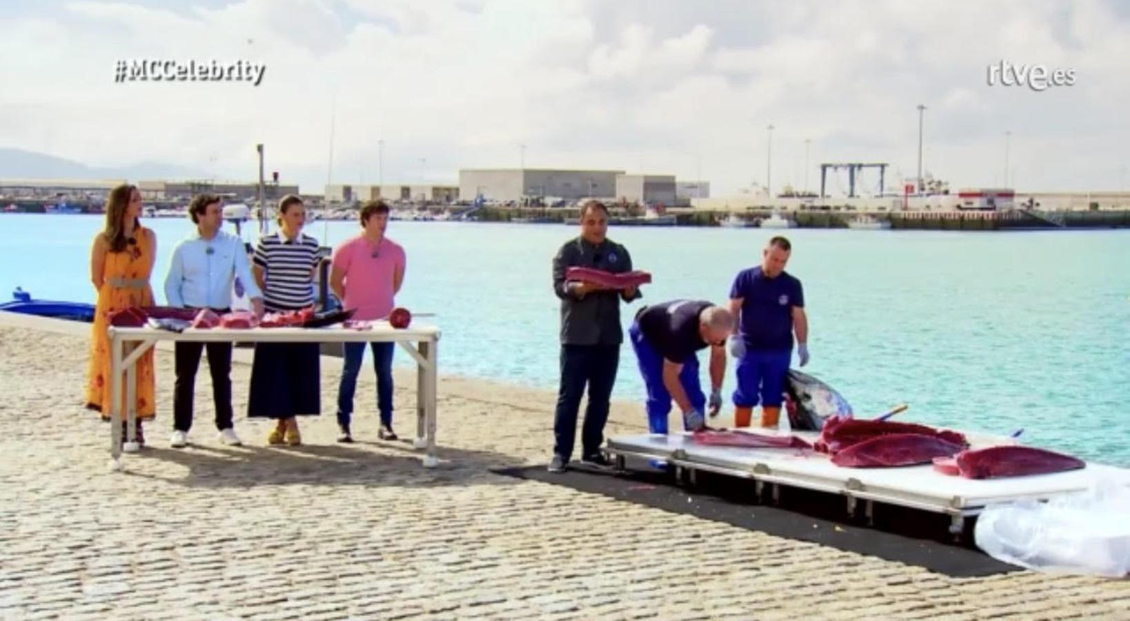 Los jueces y los concursantes asistieron a una 'master class' con el atún como protagonista de la mano de Ángel León, 'Chef del Mar' y capitán de 'A poniente' (te hemos hablado aquí de su restaurante), y Eva González demostró que, aunque ya hayamos estrenado oficialmente el otoño, aún quedan prendas de verano que deberían seguir muy presentes en nuestros looks al menos unos días más...