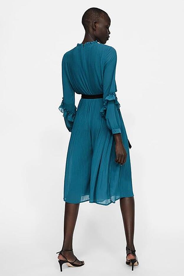 Dispone de un cierre en la espalda con cremallera.