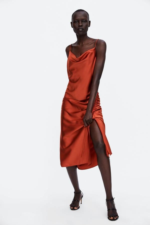 En un naranja más oscuro, casi color teja, este vestido de satén será tu mejor aliado para las noches de otoño. Es de Zara, y cuesta 39.95 euros.
