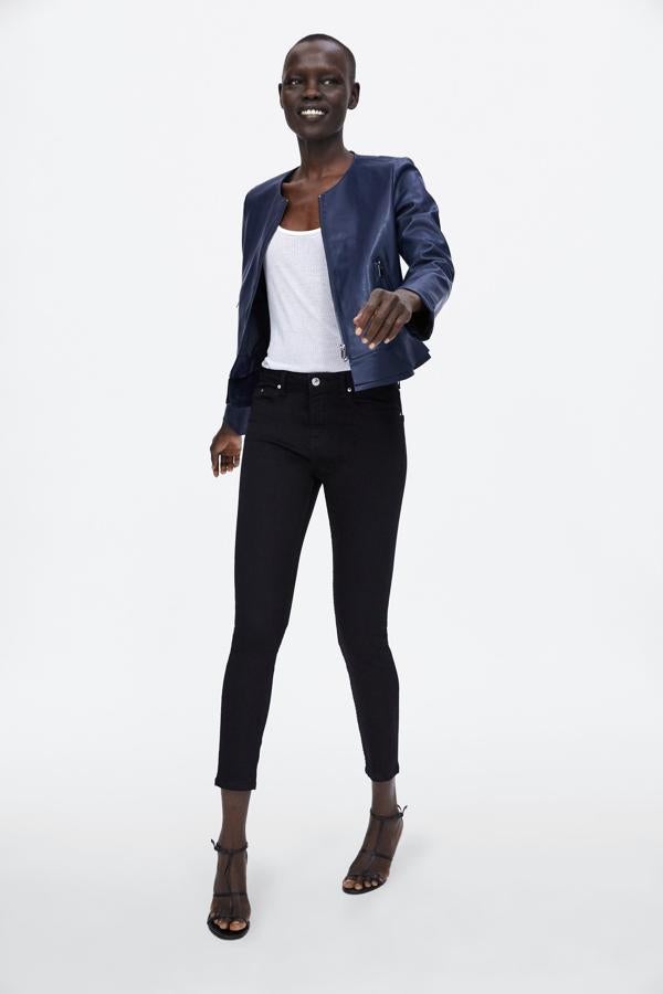 Sin cuellos ni solapas y un volante en el bajo que hace efecto peplum (29,95 euros). Hay en tres colores: negro, azul y rojo.