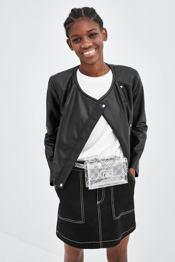 De piel sintética, este modelo está dentro de los  Special Price  de Zara y solo cuesta 19,99 euros.