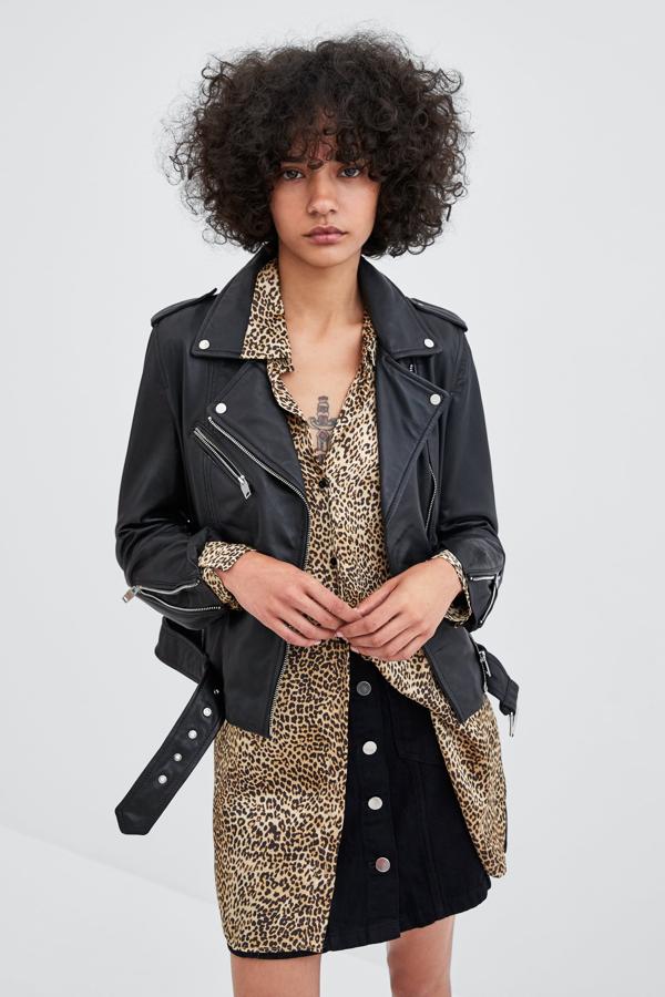 Las cremalleras son algo imprescindible en una buena chaqueta de cuero. Este modelo es de piel y cuesta 89,95 euros.