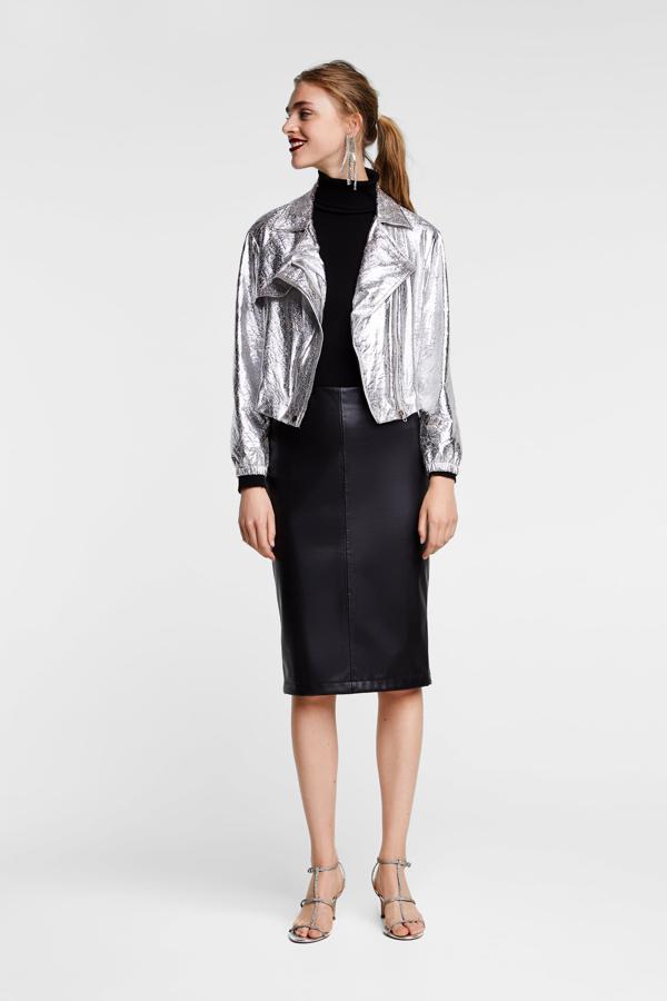 Si ya tienes un Máster en cazadoras de cuero y buscas algo diferente, con esta opción brillarás (49,95 euros).