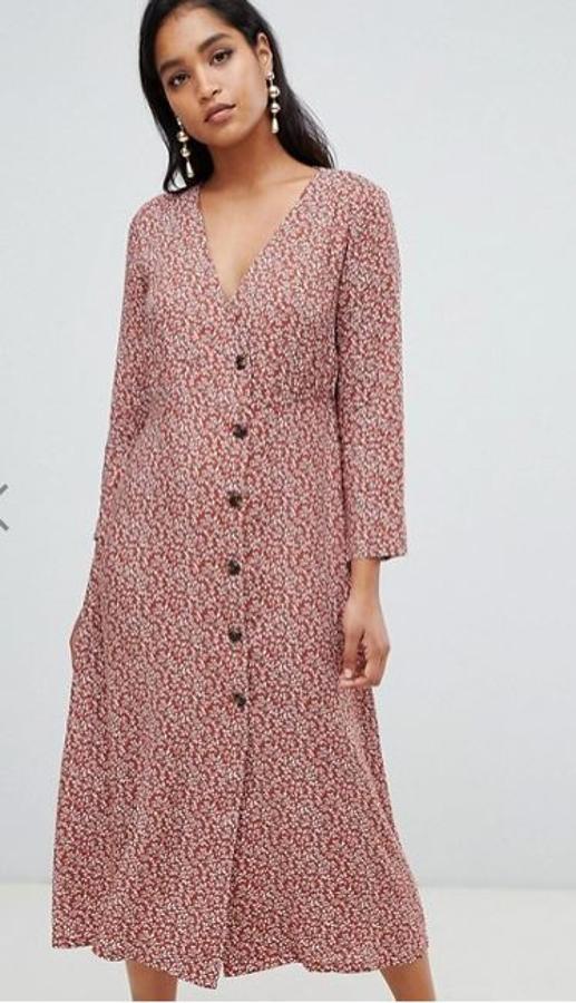 Escote en pico y abotonado con botones en contraste, lo tienes en Asos (Vila, 52,99 euros).