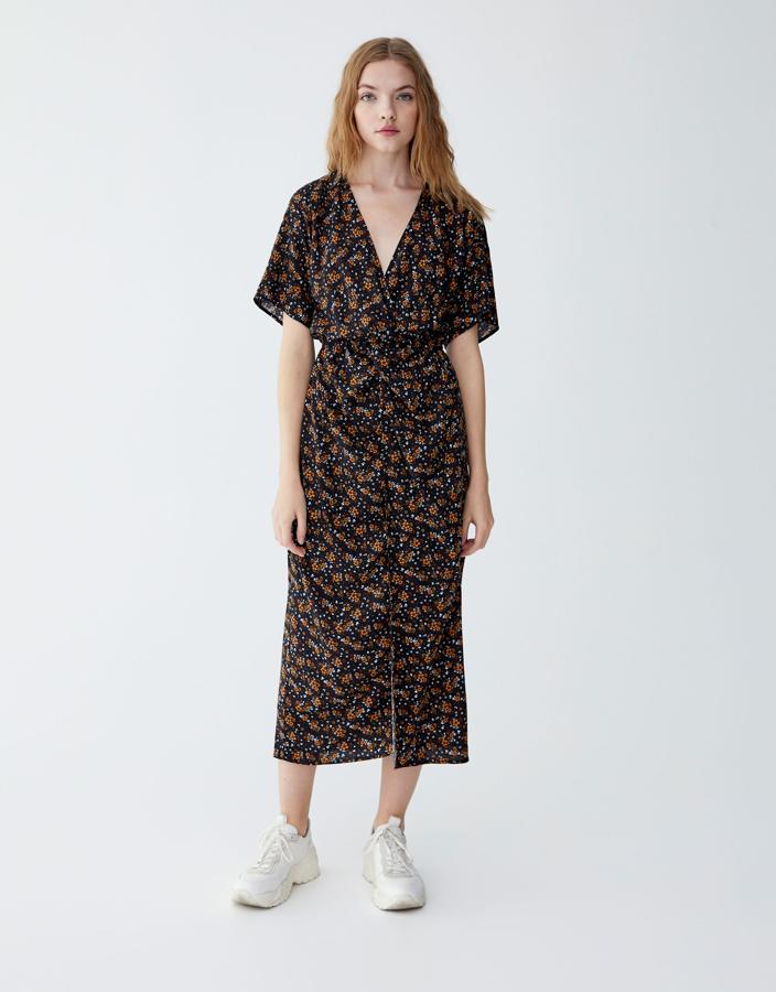 Fantástico diseño de Pull&Bear. Además de cómodo, añade un toque naranja en el estampado floral que nos encanta (29,99 euros).