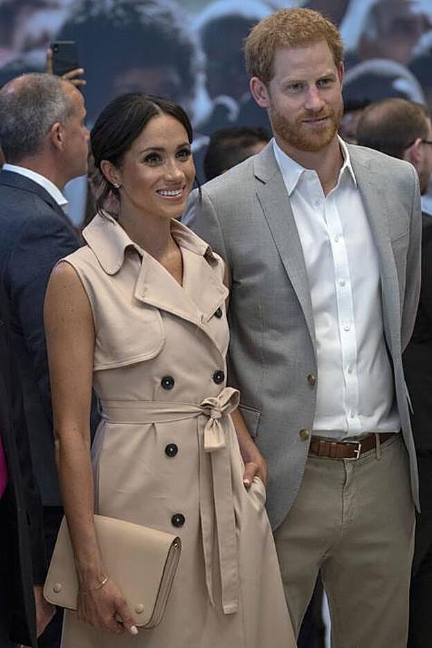 Meghan Markle también optó por un modelo de gabardina similar en uno de sus actos públicos.
