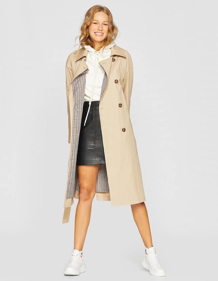 Trench cuadros espalda de Stradivarius: 49,99 euros.