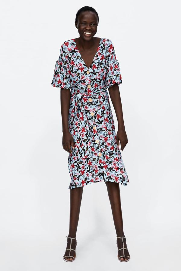 Vestido con estampado floral y detalles de frunces, 39,95 euros.