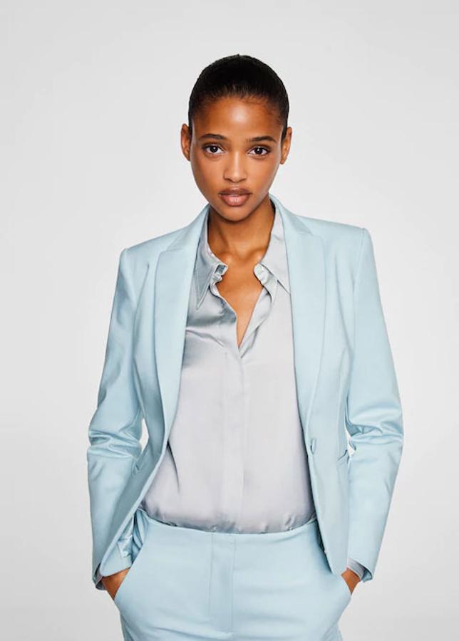 Americana básica de algodón en color azul, 35,99 euros.