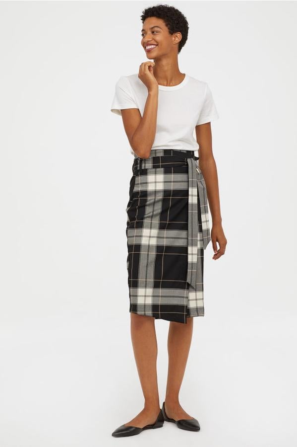 Falda cruzada con cinturón, 29,99 euros.