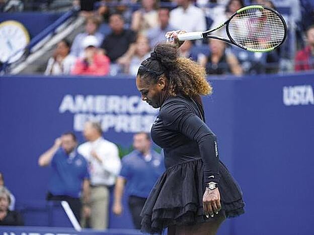 Serena Williams en la primera secuencia, rompiendo la raqueta, de su polémica en el US Open