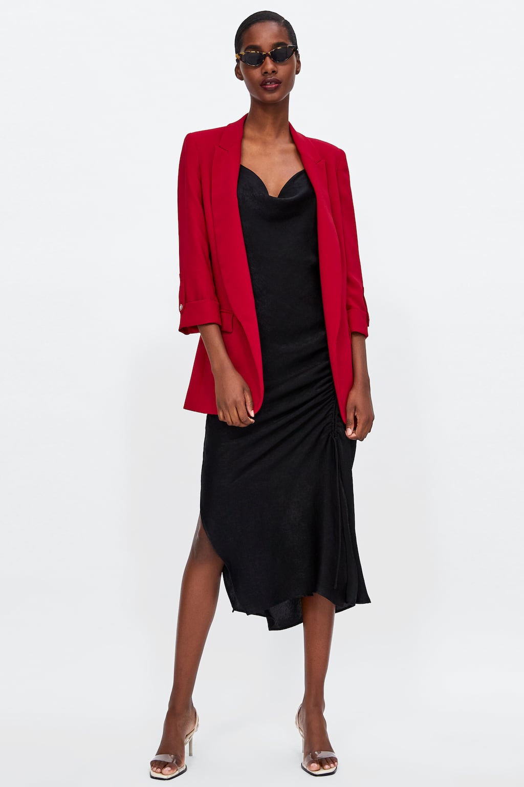 Blazer de manga corta en color rojo de Zara: 19,99 euros.