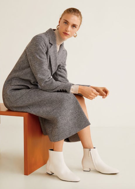 Botín con cierre de cremallera y un poco de tacón: 39,99 eurosen Mango.