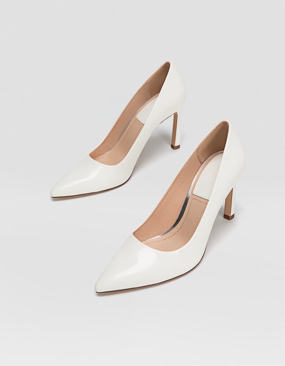 Zapato blanco de tacón de Stradivarius: 25,99 euros.