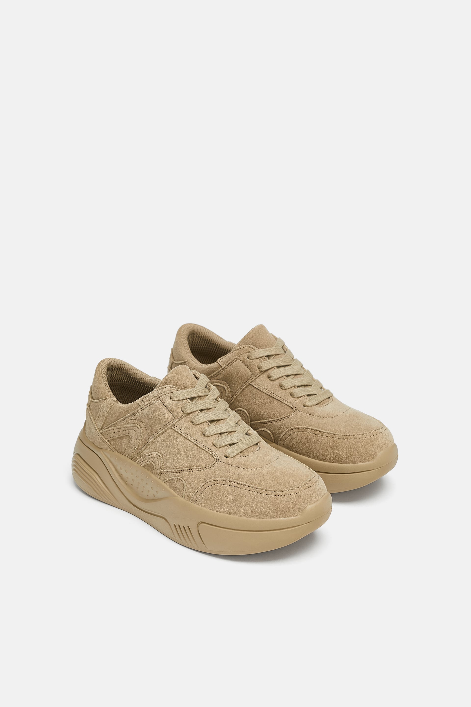 Deportivas con plataforma en herraje color arena de Zara: 49,95 euros.