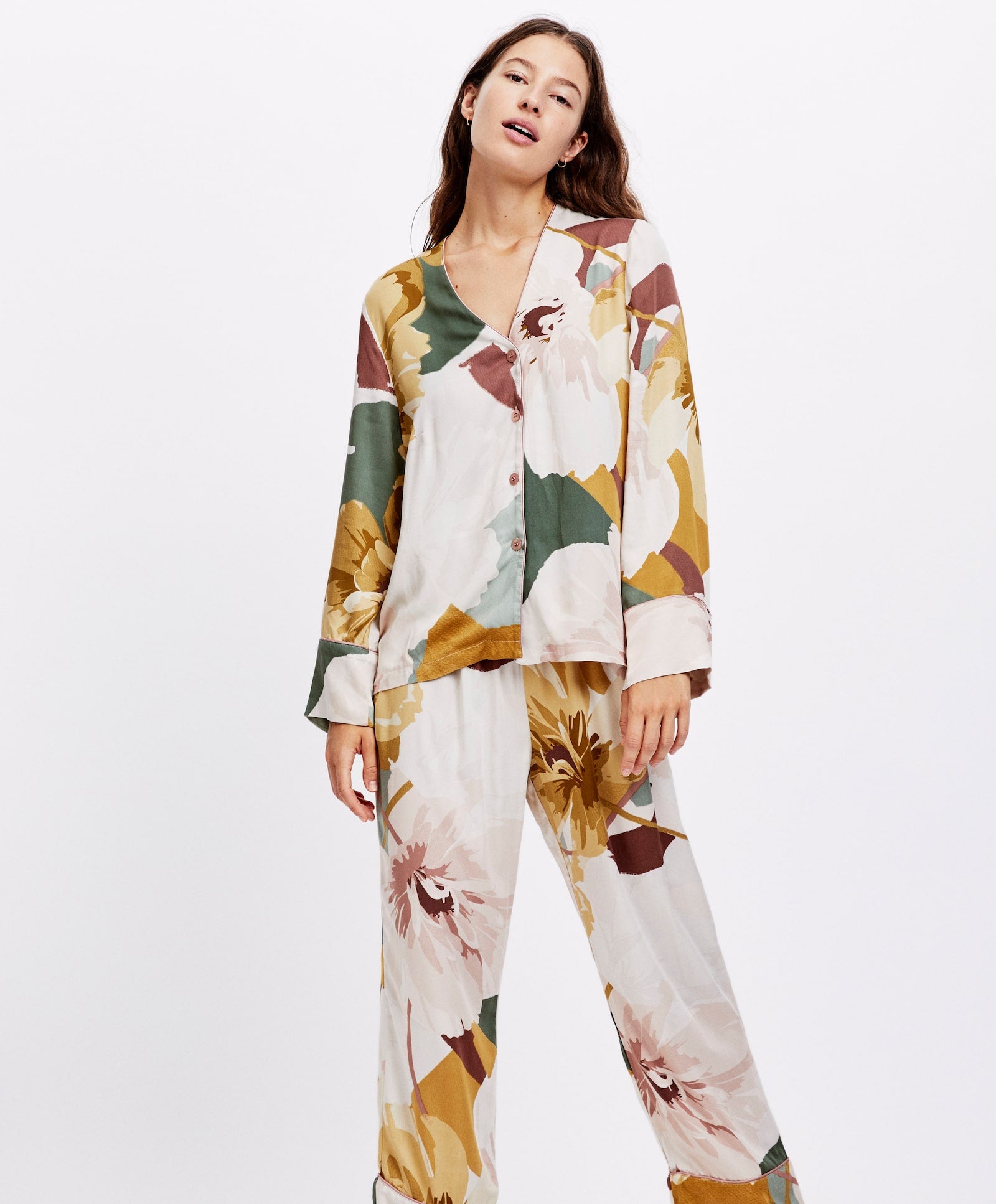 Pijama floral de manga larga y pantalón largo: 46 euros en Oysho.
