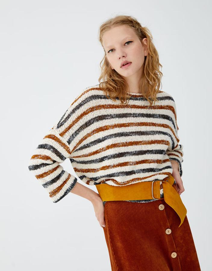 Rayas de dos colores, manga ranglán y punto fino: para llevar como si fuera una camiseta (Pull&Bear, 22,99 euros).