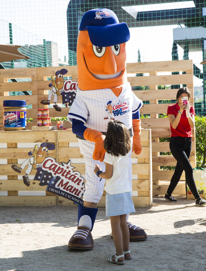 Con Capitán Maní algunos peques tuvieron la oportunidad de reponer energías gracias a los ricos canapés que ofrecía en su espacio.