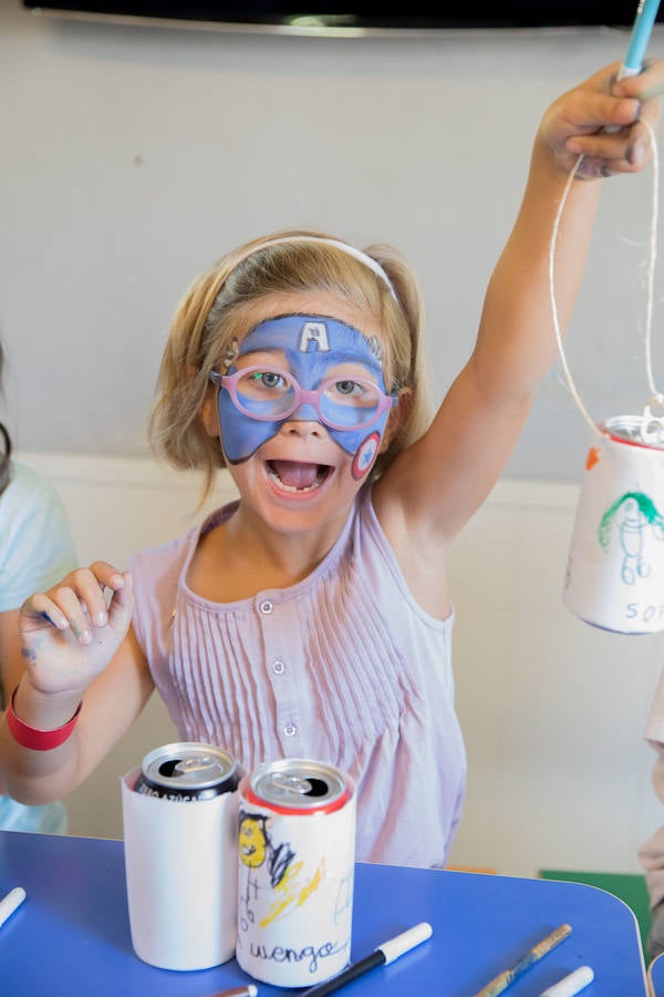 Reciclar puede ser divertido y esta peque, que elaboró un bonito móvil con latas en el espacio de reciclaje y sostenibilidad del Go Family lo sabe bien.