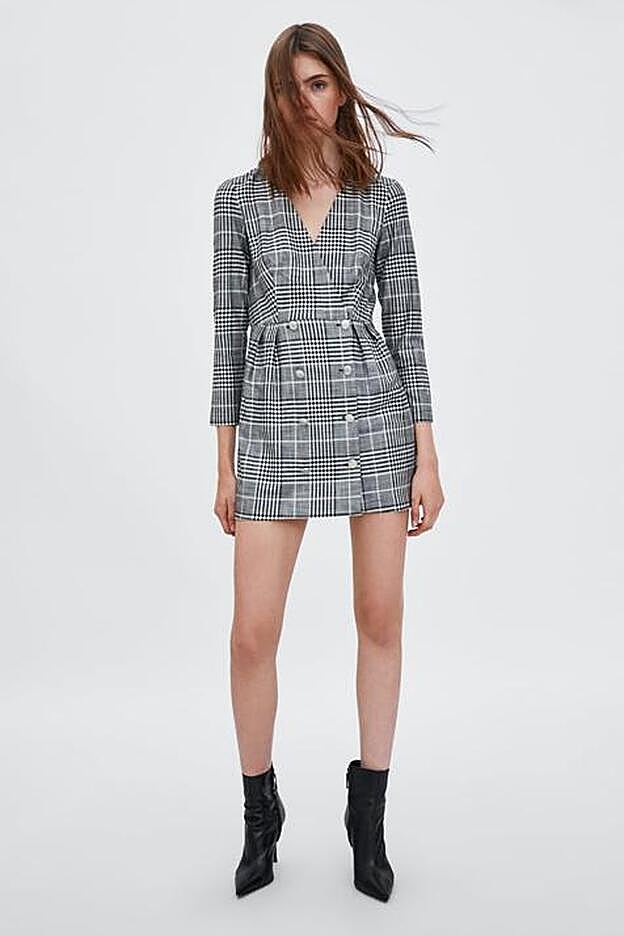 Vestido cruzado de cuadros, 29,95 euros.