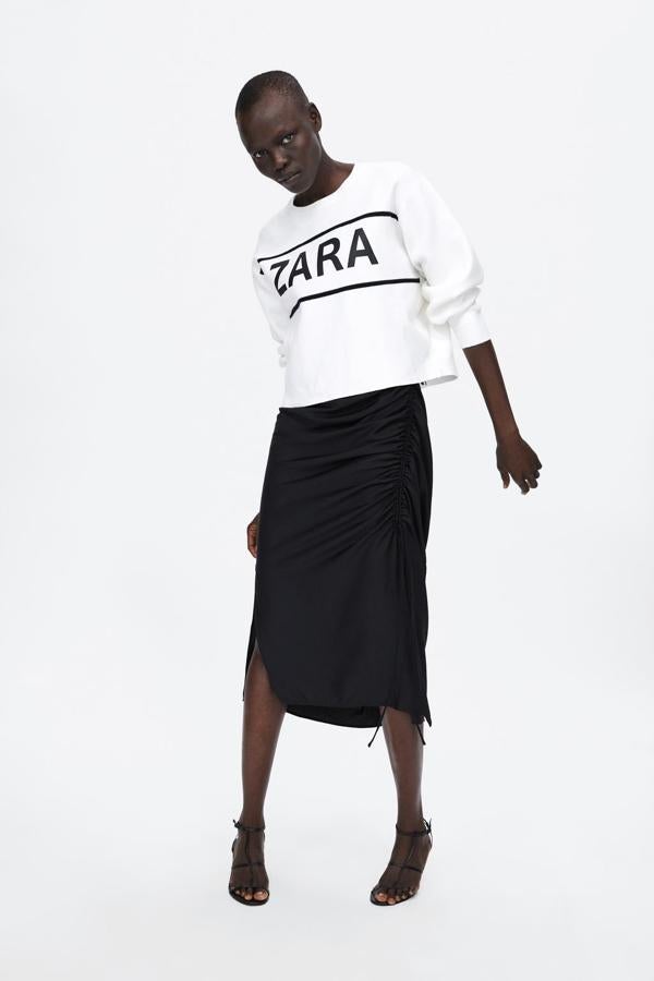 También tienes la sudadera con logo de Zara atemporal, sin el FW18, para que no se pase de moda. Cuesta 25.95 euros.