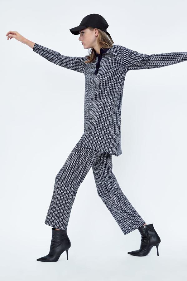 Una versión más 'sporty' y de inspiración setentera del total look con logos de Zara. El vestido tipo polo cuesta 29.95 euros, y el pantalón, 25.95 euros.