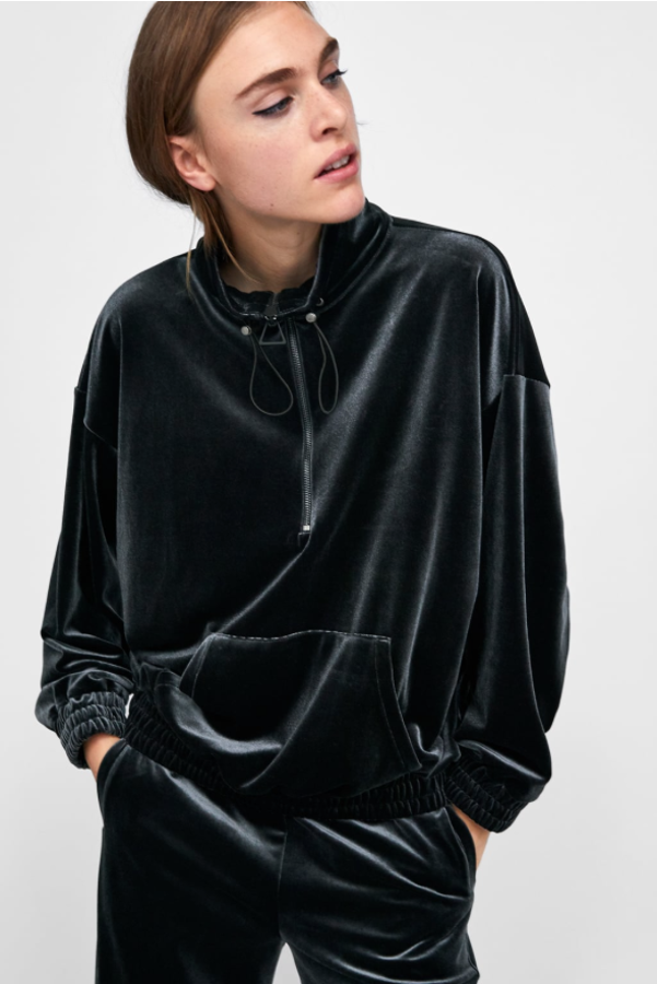 Sudadera (22,95 euros) y pantalón jogger (25,95 euros) en un color en la gama de grises fantástico. Un look streetwear de Zara que puedes llevar perfectamente a la oficina.