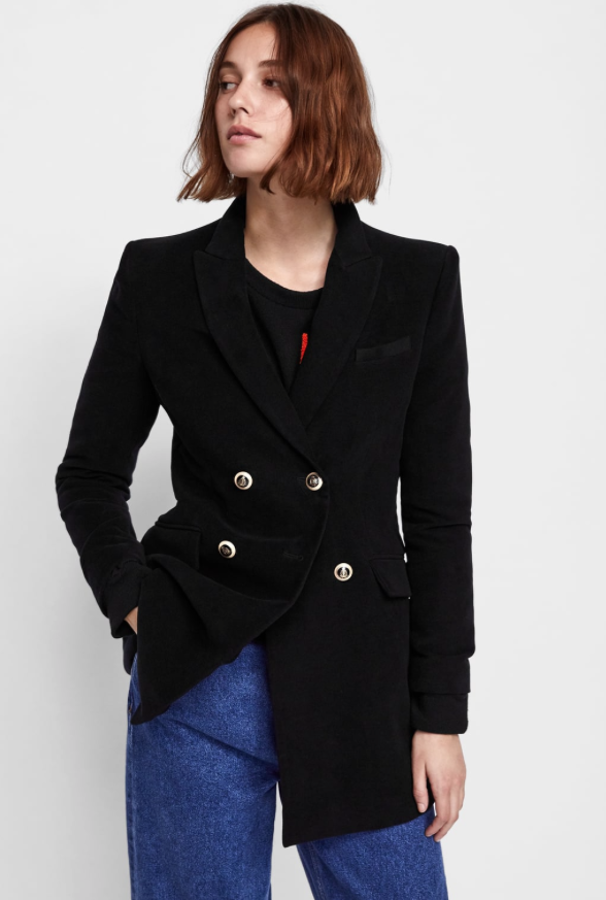 Uno de esos diseños que guardarás para siempre en tu fondo de armario. Fantásticos hombros bien marcados (Zara, 49,95 euros).