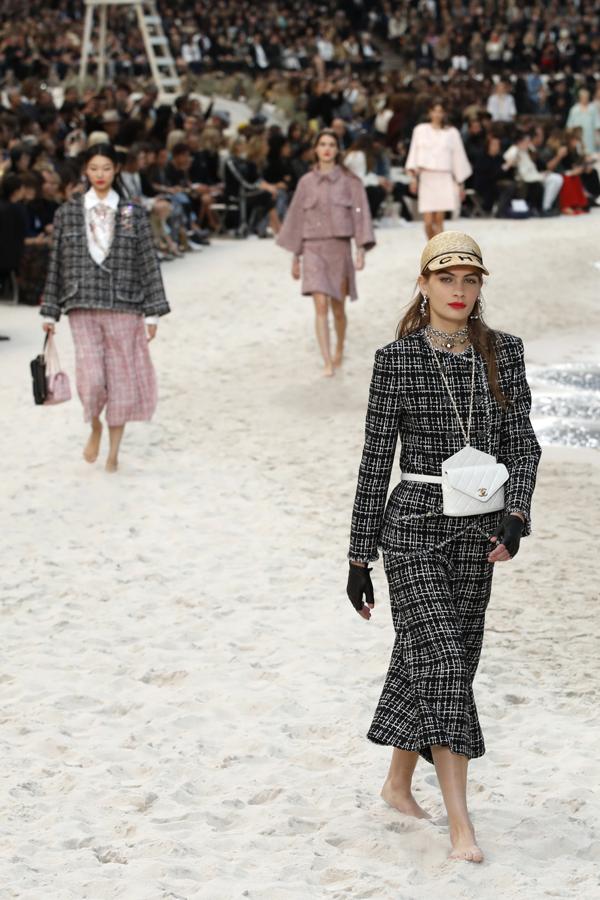 El verano que viene, según Chanel, seguiremos llevando riñoneras.