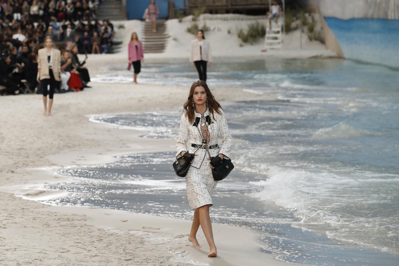 Los conjuntos de tweed no podían faltar como marca de la casa que son.