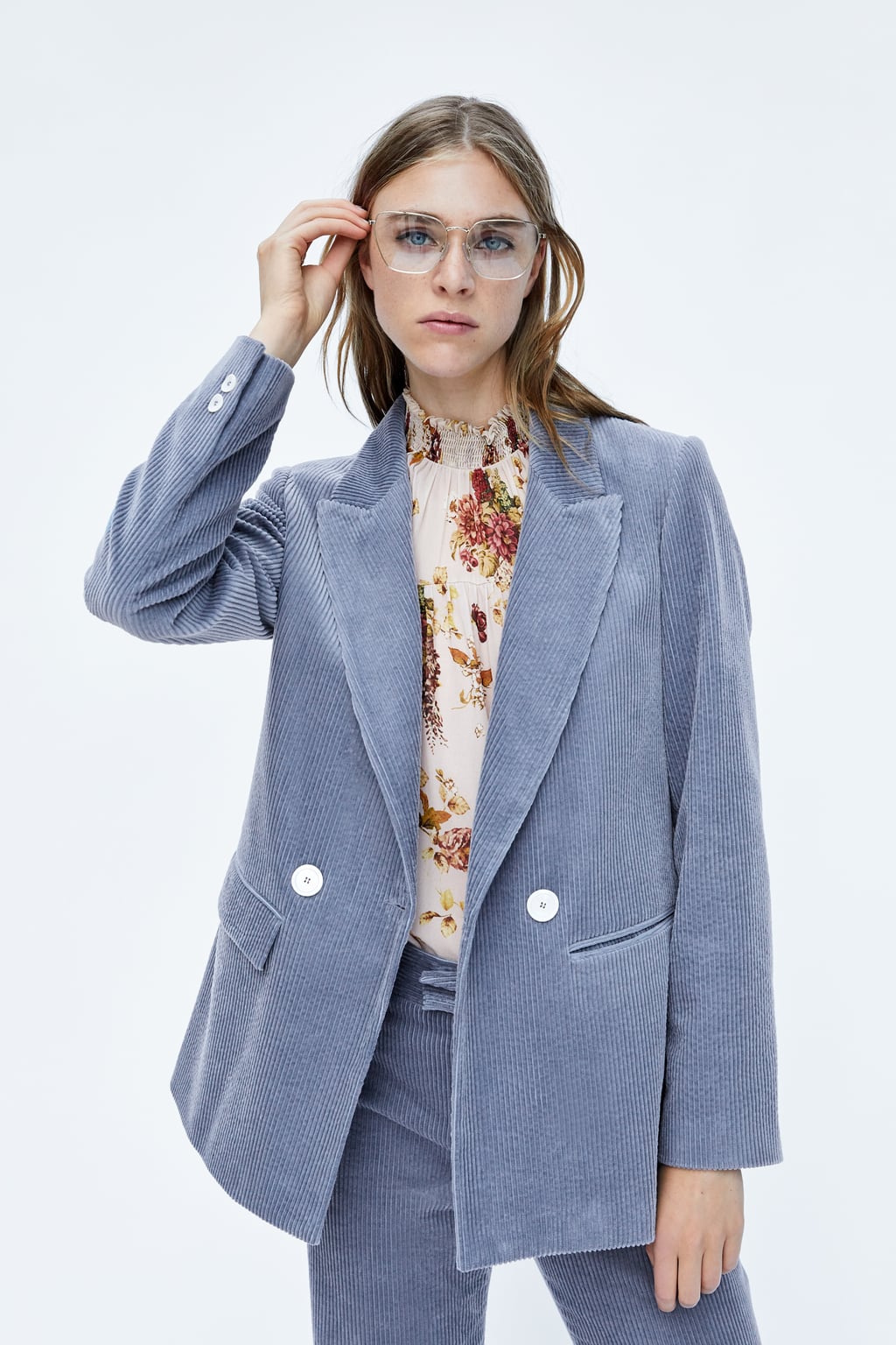 Por suerte, tenemos sucedáneos más que resultones a nuestro alcance. Gracias a la magia de la tendencia, unas reglas no escritas que ponen de acuerdo al pequeño y al gran lujo, tenemos en Zara un traje muy similar igual al de Victora Beckham: blazer bien armada y tirando a larga, pantalones pata de elefante y ese color azul grisáceo tan distintivo.