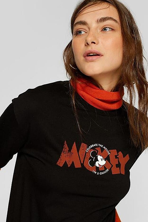 Camiseta estampada con diseño de Mickey Mouse sobre fondo negro, 12,99 euros.
