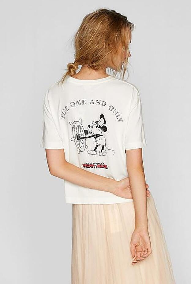 Camiseta estampada con diseño de Mickey Mouse en la parte trasera, 12,99 euros.