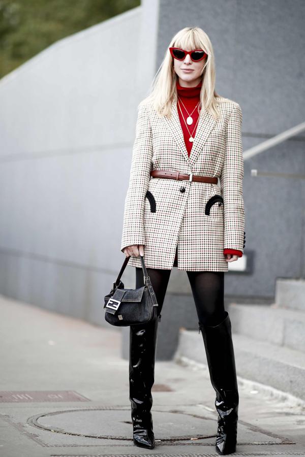 Nosotras ya nos aventuramos a decir, siempre basándonos en los looks del "street style", que la blazer este otoño  se lleva con cinturón .