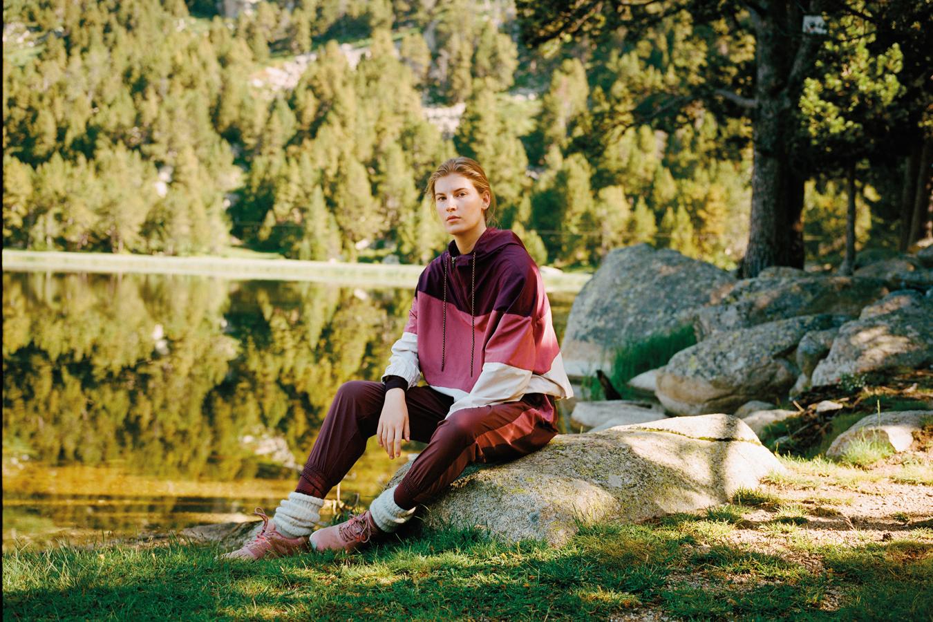Chaqueta tipo canguro con tejido repelente al agua, 35,99 euros. Pantalones del mismo tejido, 29,99 euros.