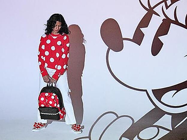 Sudeadera, mochila y zapatillas de Minnie Mouse.