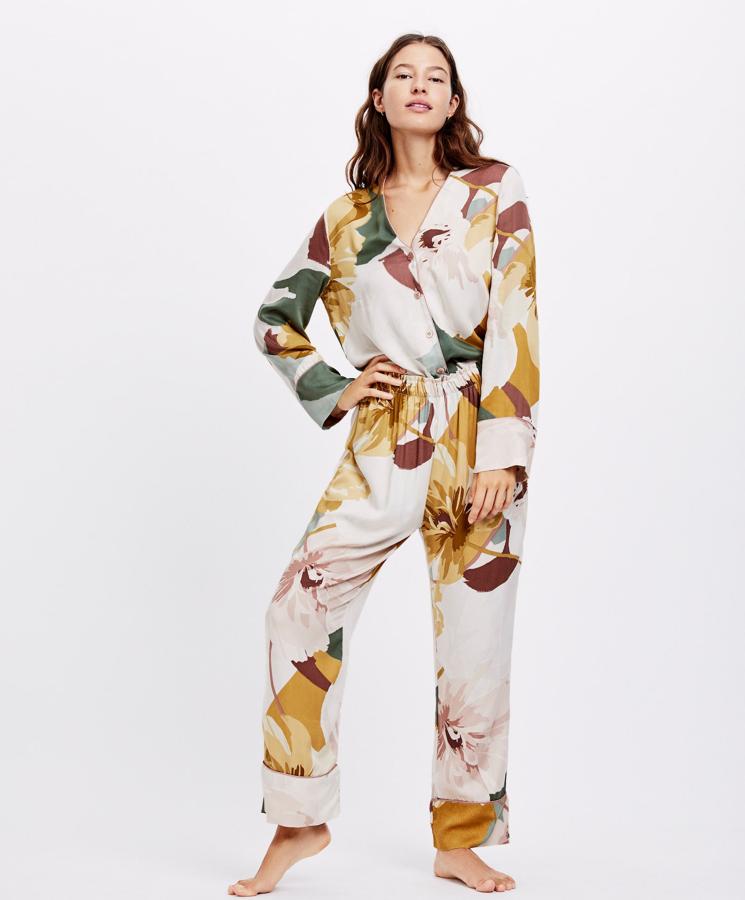 Flores de otoño para llenar de color un dos piezas de Oysho (25.99 la camisa y 19.99 el pantalón) que no dudaríamos en ponernos para ir a la oficina.