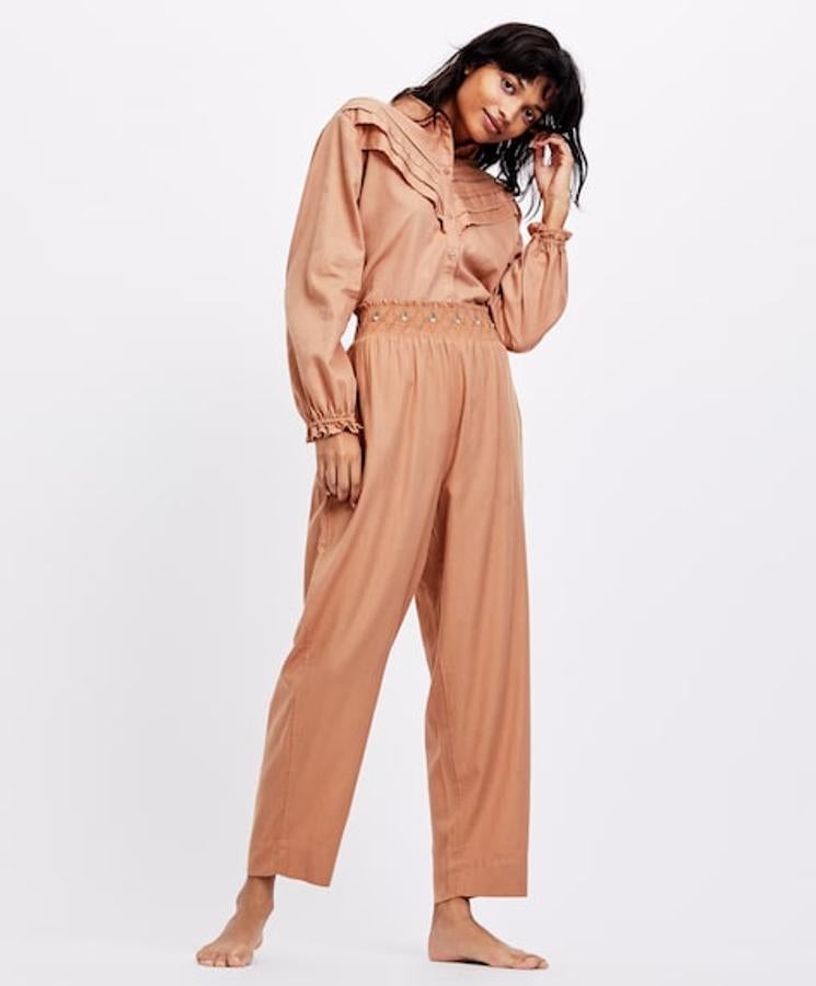 El toque romántico de este conjunto de Oysho nos parece sencillamente maravilloso. Con unas deportivas blancas, un cárdigan de punto y un maxi bolso, y tienes tu look 'comfy' para el fin de semana.