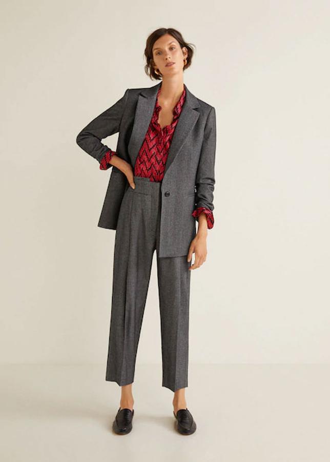 Pantalón de traje con diseño jaspeado en color gris oscuro, 39,99 euros.