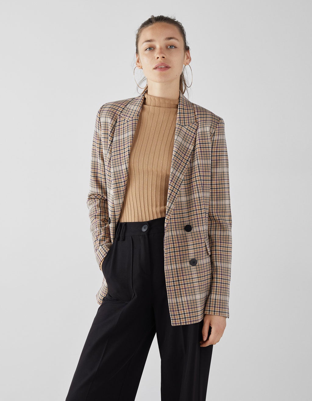Blazer cruzada de cuadros de Bershka: 29,99 euros.