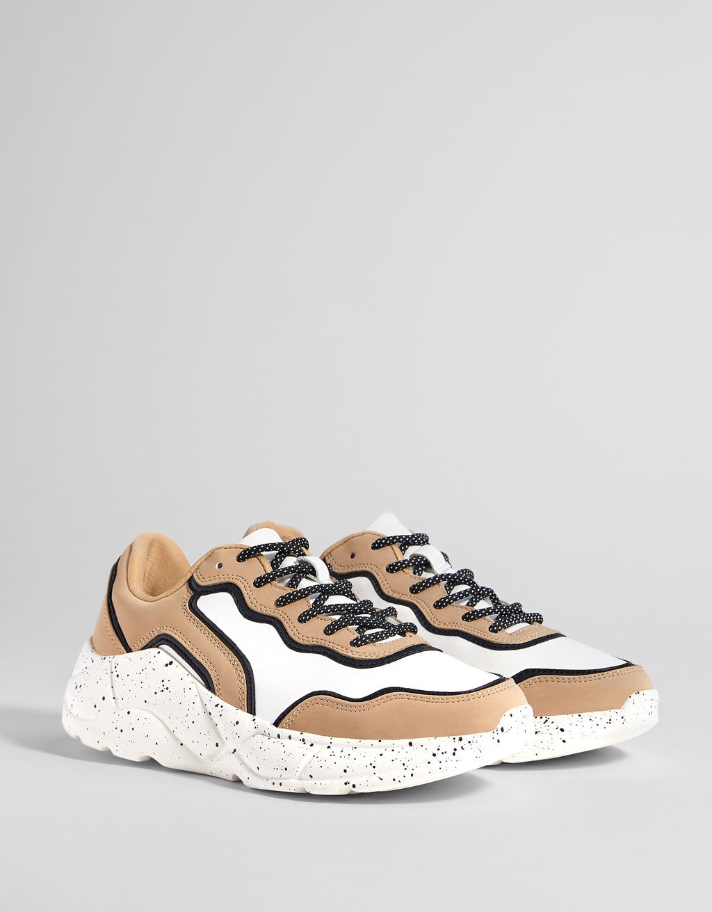 Deportivas con plataforma de Bershka: 39,99 euros.