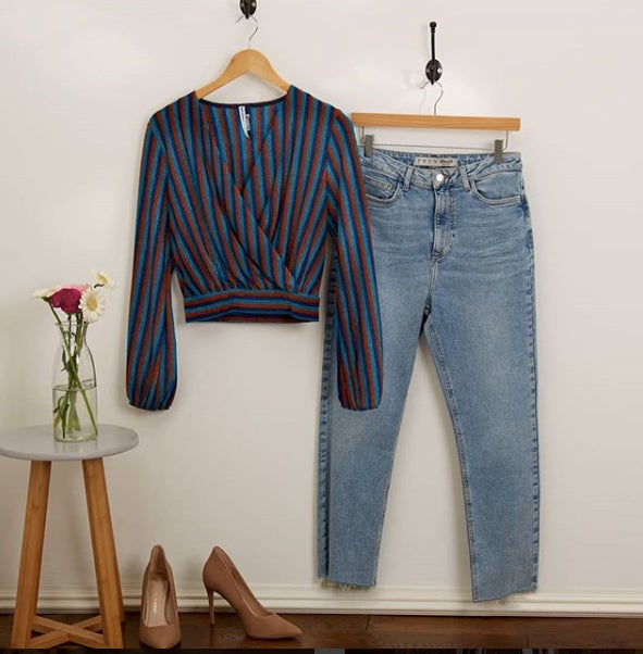 Si eres fan número uno de los zapatos de salón, este look va contigo. Pantalones mom fit, blusa de colores y unos zapatos básicos que todas tenemos de fondo de armario. ¡Elegante total!