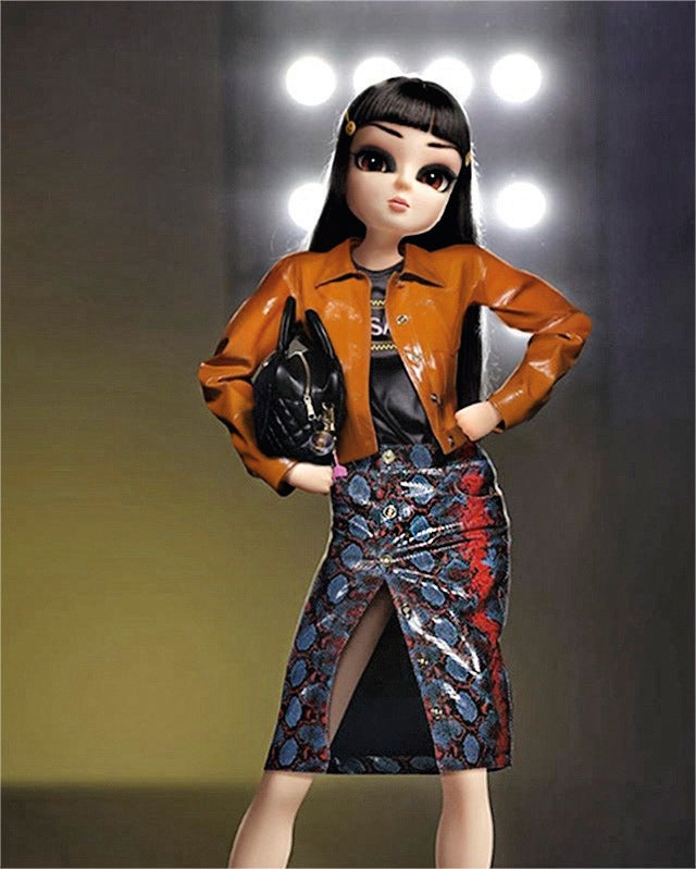 La influencer creada por Joerg Zuber difiere en algo fundamental del triángulo formado por Lil Miquela, Bermuda y Blawko: no juega a ser real. Es más, su estética de muñeca se sitúa en el extremo opuesto al hiperrealismo y busca conquistar a sus followers (129.000 y subiendo) a base de espíritu kawaii (“mono”).