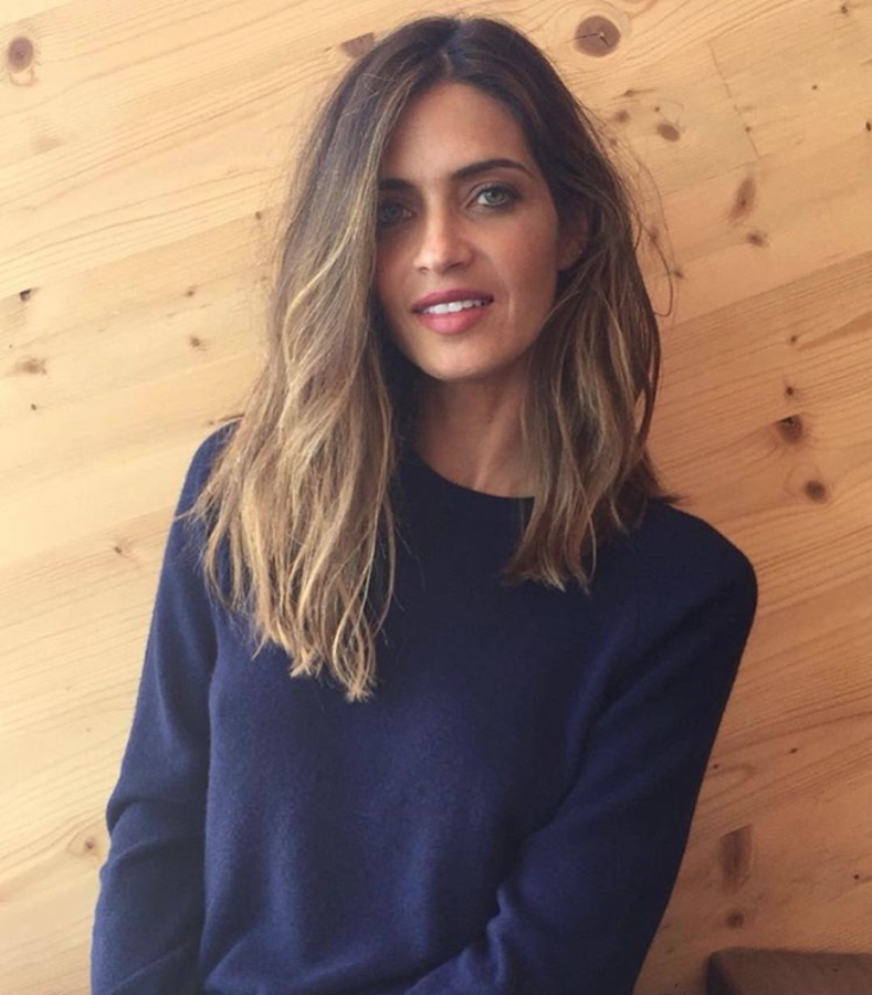 Si te decantas por la sencillez del cuello caja, como Sara, apuesta por tejidos de buena calidad. Por eso la lana de cachemira se convierta en la favorita: su tacto, su caída y su duración es única. Por suerte, en las tiendas de la moda accesible podemos hacernos con estos jerseys a un precio razonable.